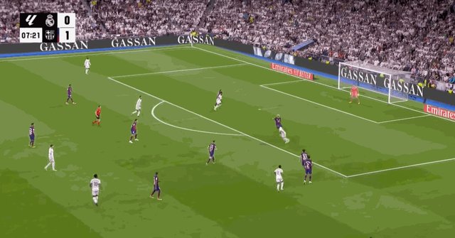 1713737853702003190.gif 维尼修斯近距离打高.gif