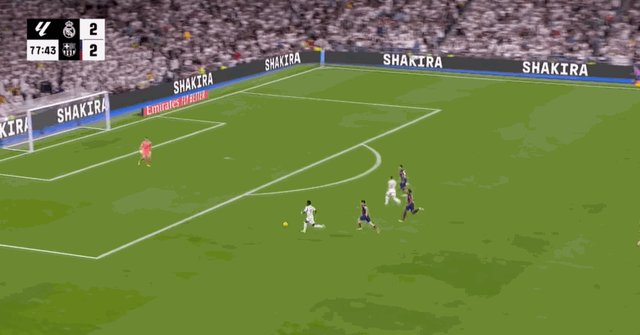 1713738426585096345.gif 维尼修斯单刀.gif