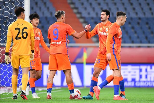 开云体育官网-陈蒲闪击克雷桑造俩乌龙 泰山暂登顶争冠已白热化